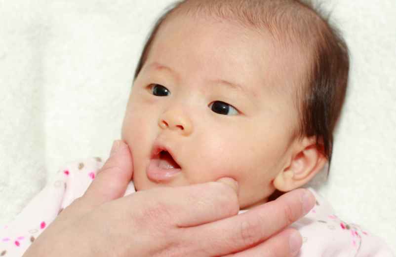 Masser doucement les gencives du bébé-L'enfant dans la nature