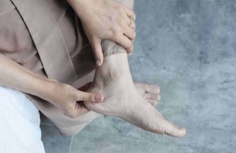 Comment faire dégonfler les pieds rapidement et naturellement ? L'enfant dans la nature